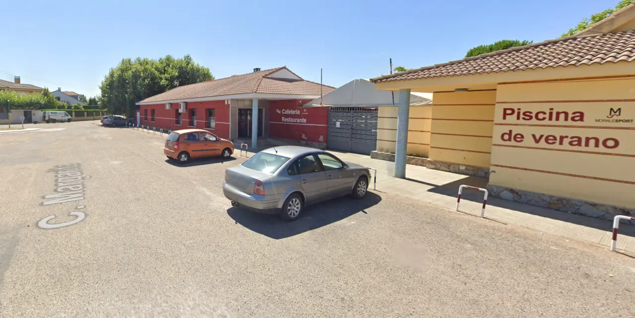 Entorno de la piscina municipal en Morales del Vino