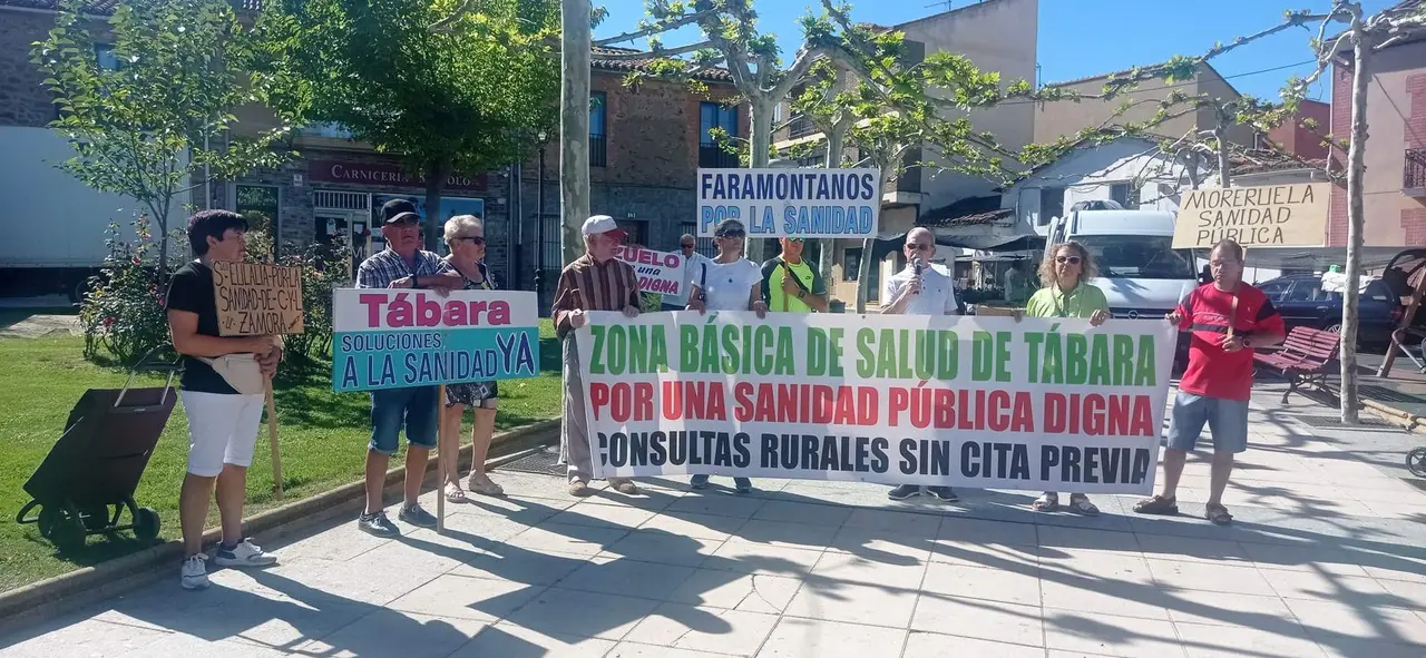 Un momento de la concentración de la Plataforma por una Sanidad Pública Digna en la ZBS de Tábara