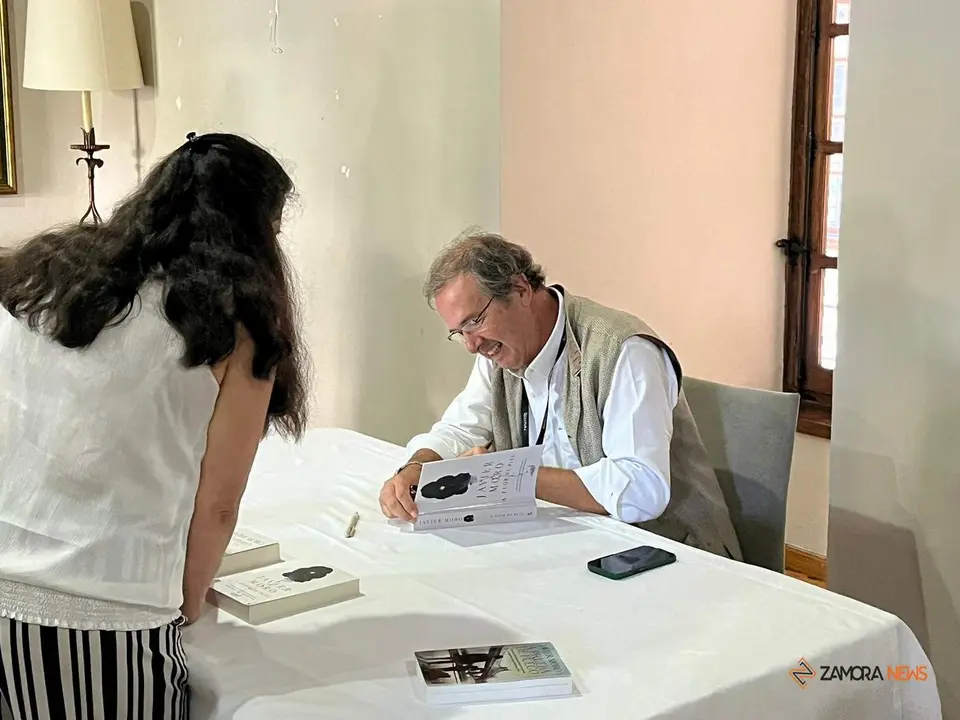 Los premios Planeta Juan Eslava, Javier Moro y Javier Sierra en la firma de libros en Zamora