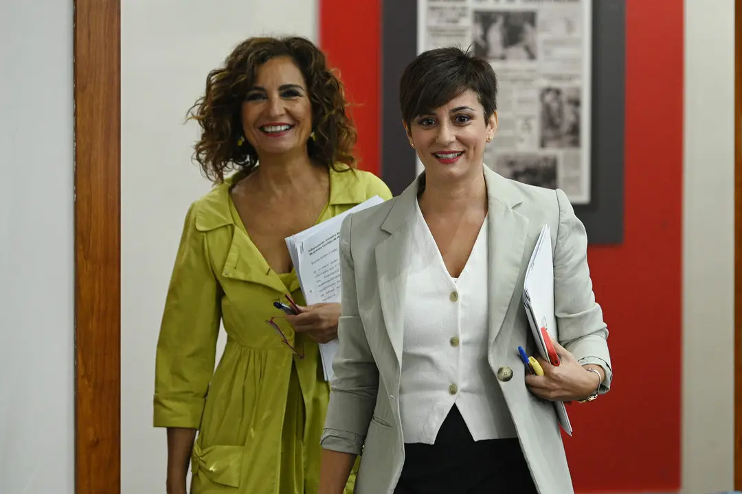 La ministra de Política Territorial y portavoz del Gobierno en funciones, Isabel Rodríguez, y la ministra de Hacienda y Función Pública, María Jesús Montero, a su llegada a la rueda de prensa.
