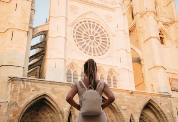 Turista frente a la Catedral de León. Fotografía de archivo