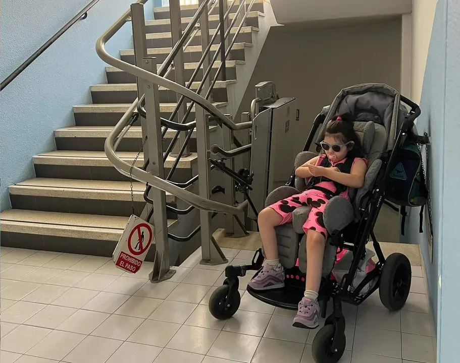 África, la niña zamorana con síndrome de Rett junto a la silla estropeada en la piscina de Los Almendros