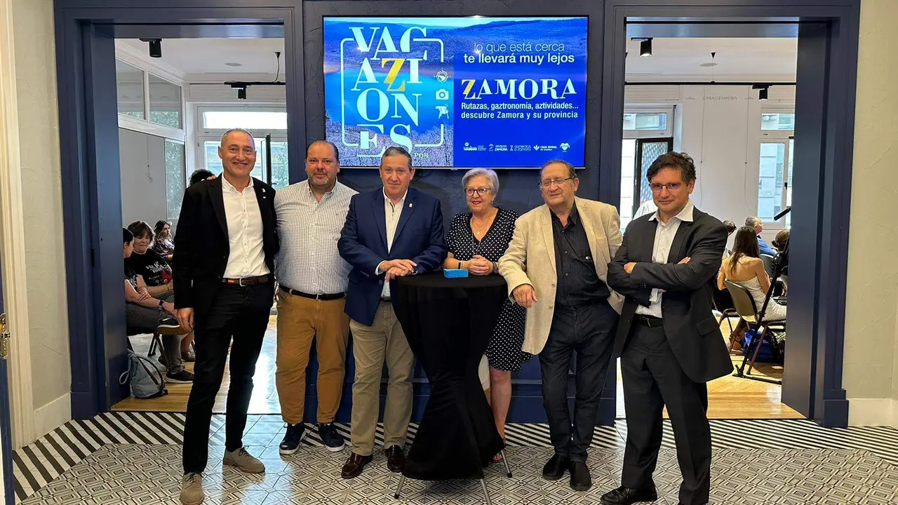 El presidente de la Diputación de Zamora, Javier Faúndez Domínguez, acompañado por el vicepresidente cuarto, responsable del Desarrollo Económico en la Institución Provincial y de Alimentos de Zamora, Emilio Fernández Martínez