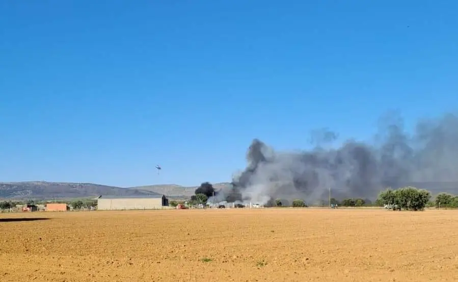 Incendio de un camión de paja en Sarracín de Aliste. Fotografía: Infocyl. Imagen de archivo