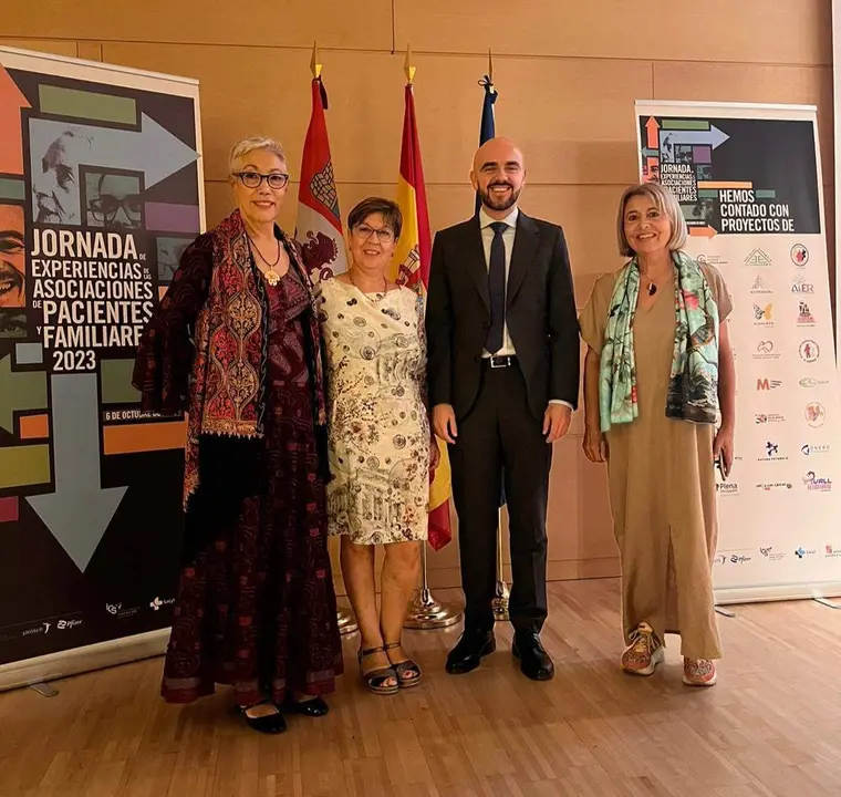 La Junta Directiva formada por pacientes, la presidenta de AZAYCA, Pilar de la Higuera, y el Director General de Calidad e Infraestructuras Sanitarias, Ávaro Muñoz