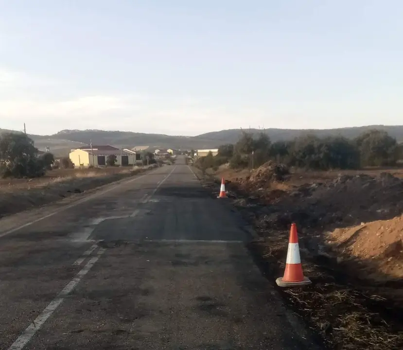 Carretera entre Sarracín y Riofrío de Aliste tras reparar el asfalto dañado durante el incendio de un camión de paja