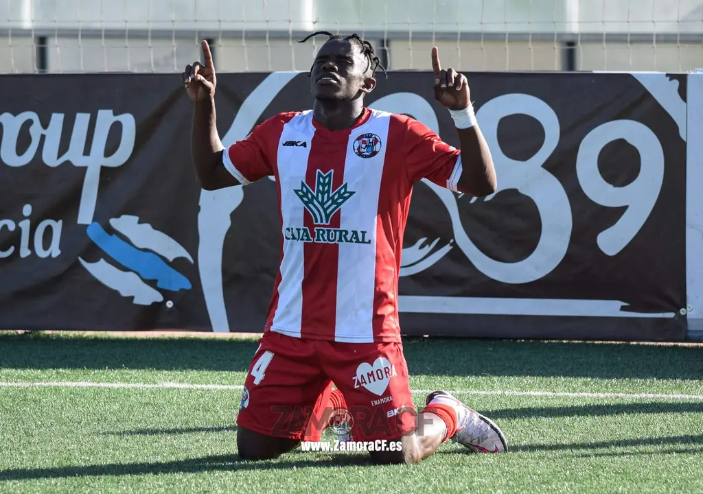 Luis Rivas celebrando su primer tanto con el Zamora