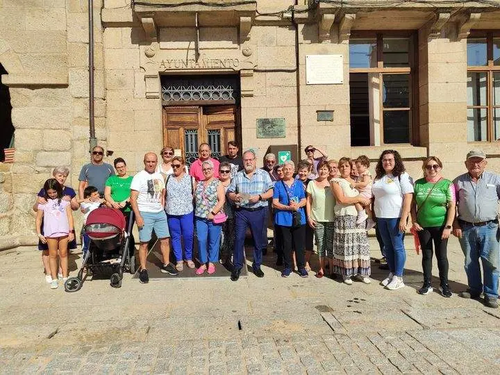 Fermoselle se concentra para reivindicar el acceso a una vivienda digna en el medio rural