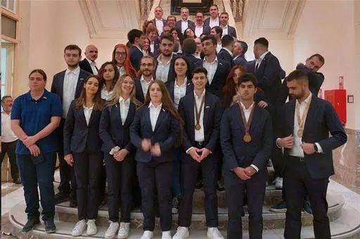 Equipo español que compitió en el campeonato europeo de FP 'Euroskills' 2023, recibido por la ministra en funciones, Pilar Alegría.