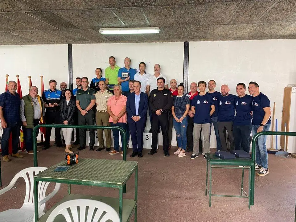 Participantes en el II Trofeo La Hispanidad junto al subdelegado del Gobierno y demás autoridades