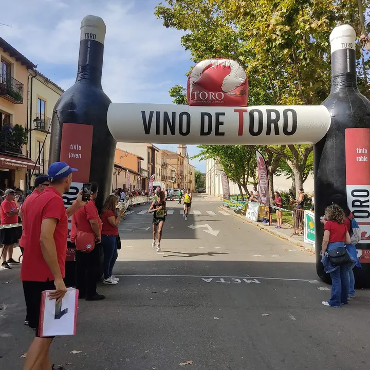 Llegada a meta en el Km Urbano por la Fiesta de la Vendimia de Toro