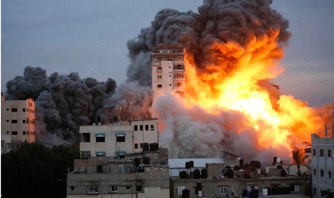 Varios proyectiles procedente de un avión del ejercito Israelí impacta en la ciudad de Gaza. Fotografía: UNRWA España