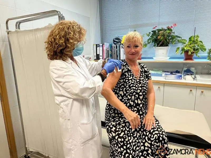 Leticia Garcia se vacuna covid y gripe 