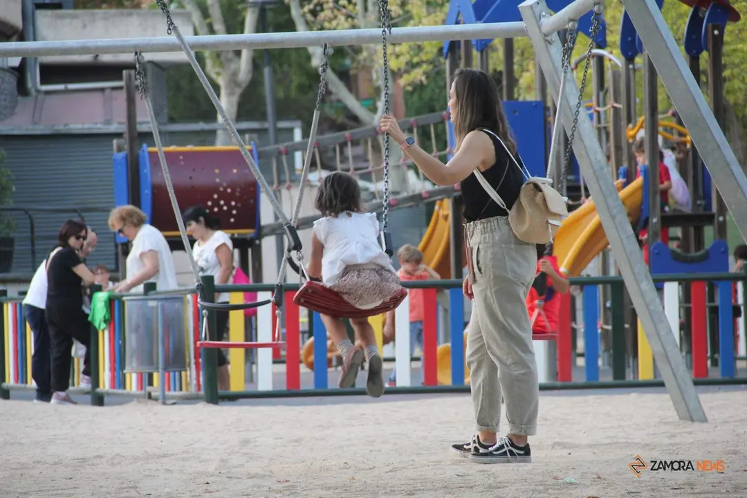 Varios niños jugando en una zona de ocio infantil en el centro de Zamora. Imagen de archivo