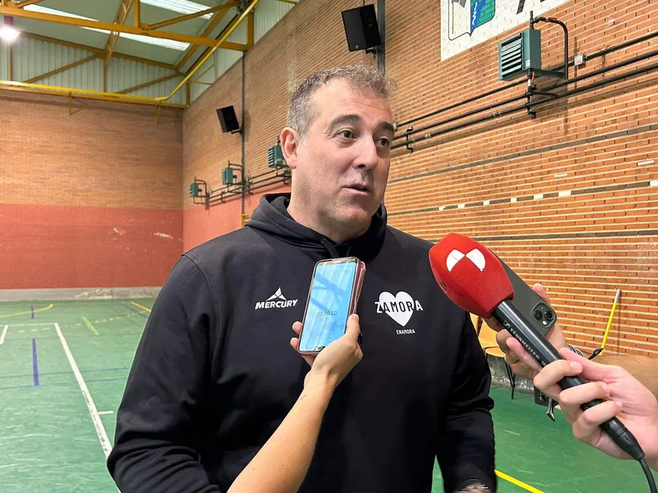 Fran González atendiendo al a prensa