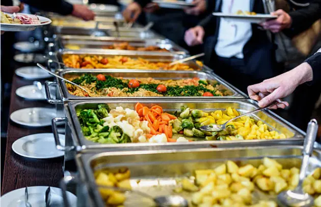 Catering de comedor en una empresa. Fotografía de archivo