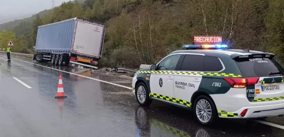 Accidente en la A- al paso de Lubián entre un camión y un turismo. Fotografía: CEDIDA