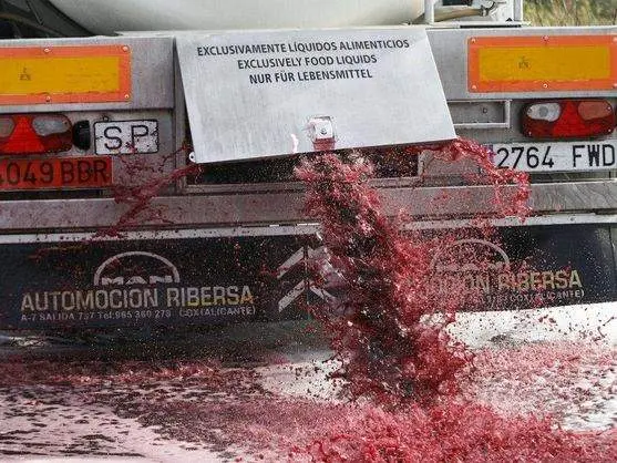 Una cisterna vaciando el vino español en la entrada a la frontera con Francia. Fotografía: Unión de Uniones