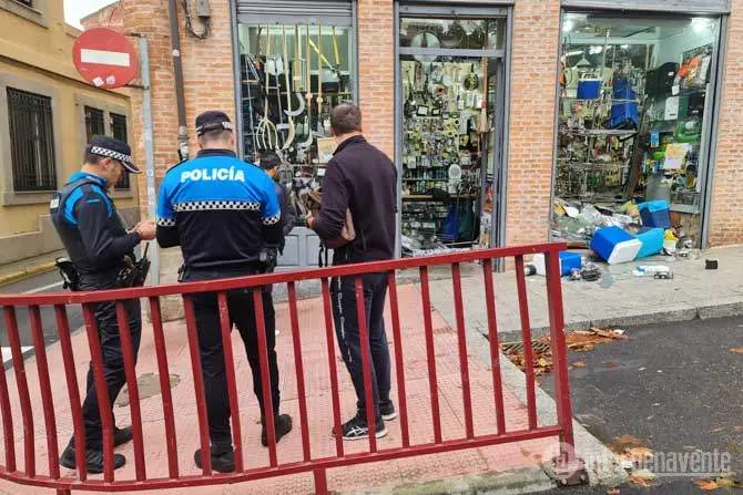 Escaparate roto tras el accidente en la Plaza del Grano de Benavente Fotografía: Interbenavente.es