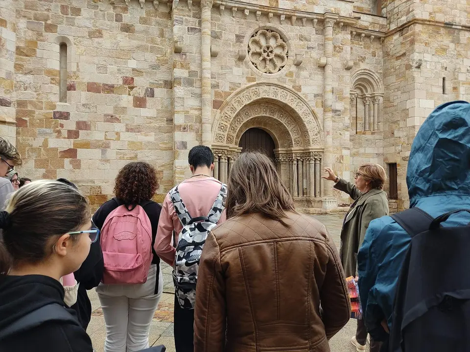 2023-10.- Romanico Atlantico visita escolares