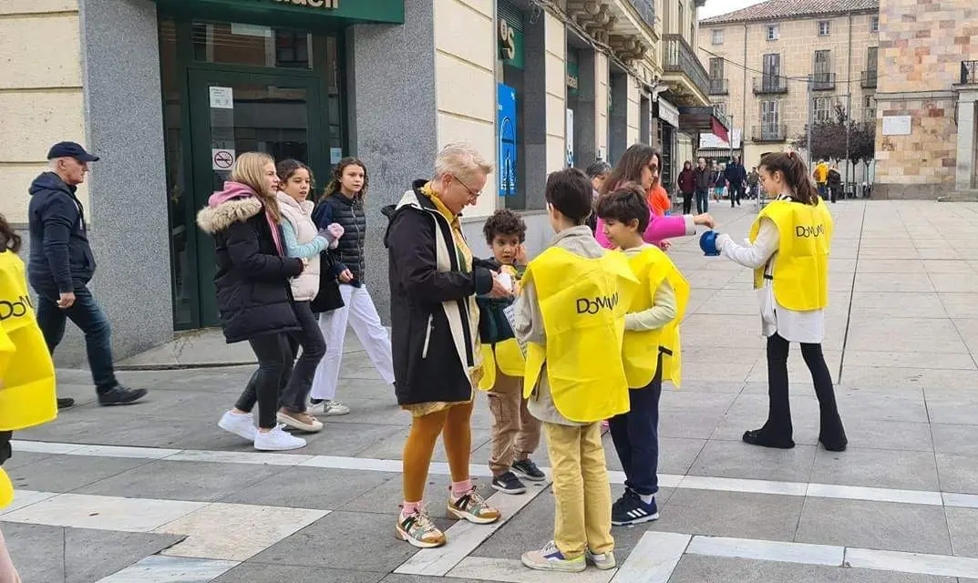 Niños pidiendo el Domund
