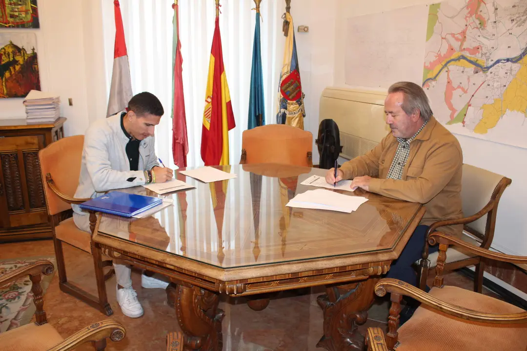 Firma convenio Ayuntamiento de Zamora con ADES