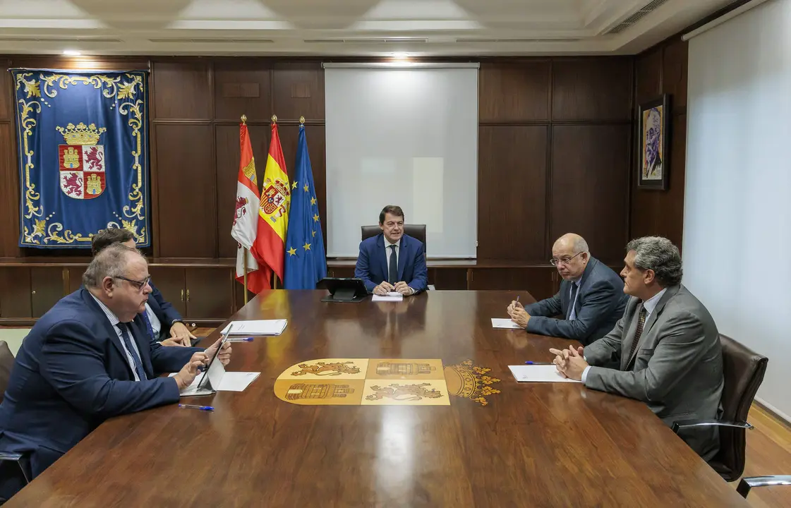 Reunión Mañueco junto con los grupos parlamentarios