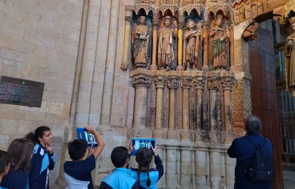 Los alumnos de Nuestra Señora del Rocío en la porada de la Majestad de la Colegiata de Toro