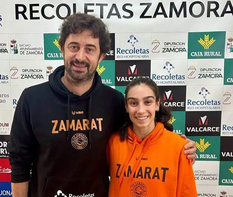 Ricardo Vasconcelos junto a Carlota Menéndez en rueda de prensa