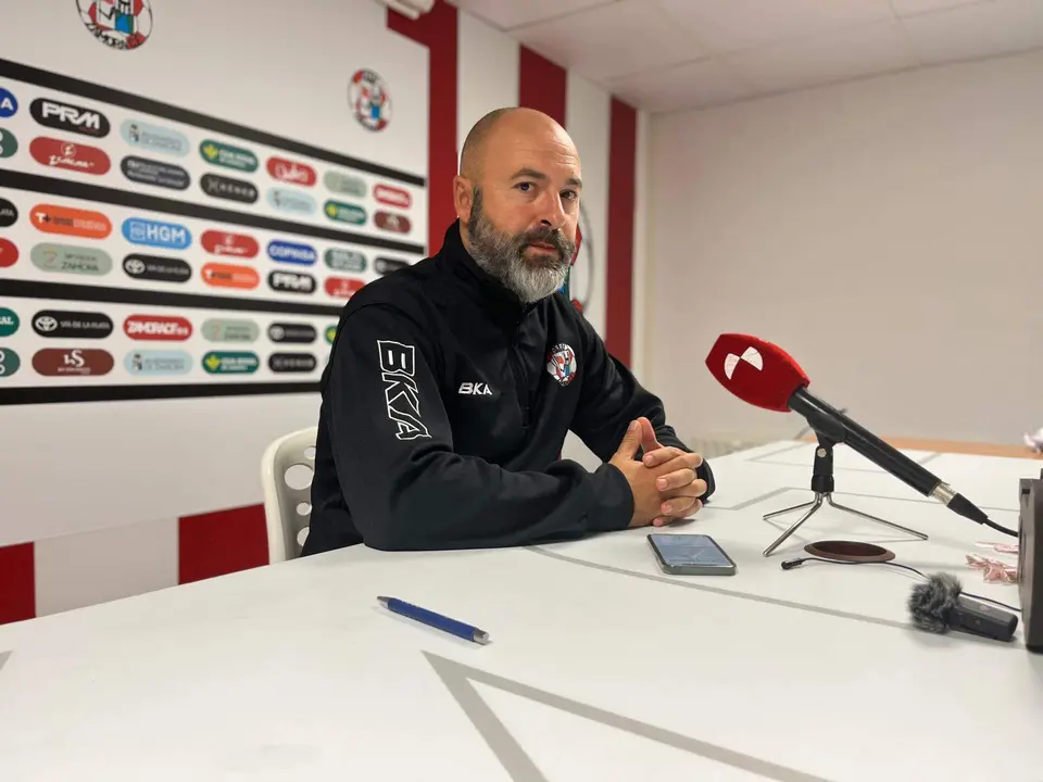 David Movilla en rueda de prensa antes del duelo ante el Vetusta