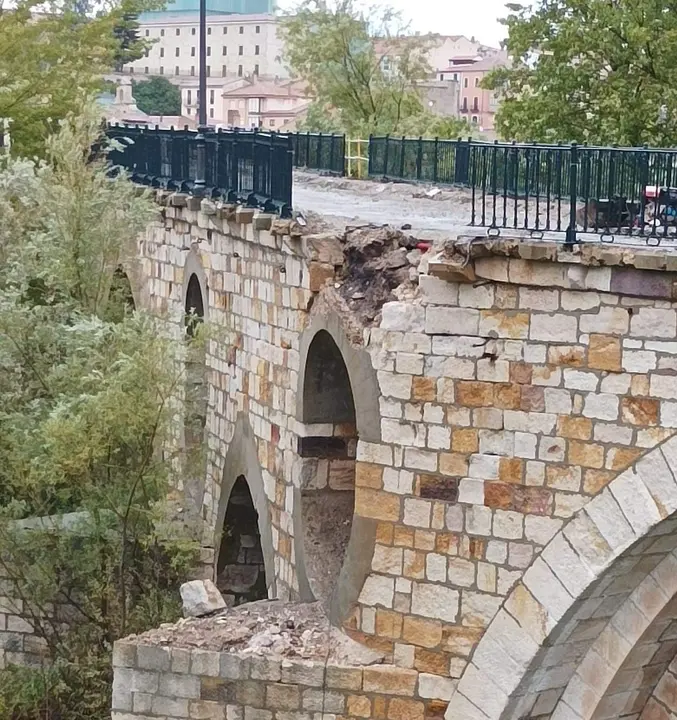 Desprendimiento de varios sillares en el Puente de Piedra. Fotografía: @PacoGuarido