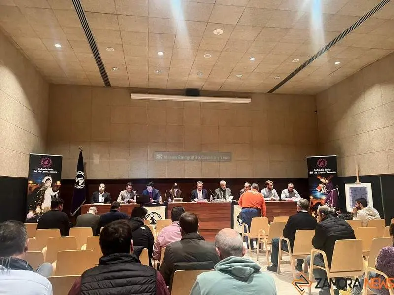 Antonio Pedrero con su junta directiva en la Asamblea Ordinaria de la Cofradía del Vía Crucis