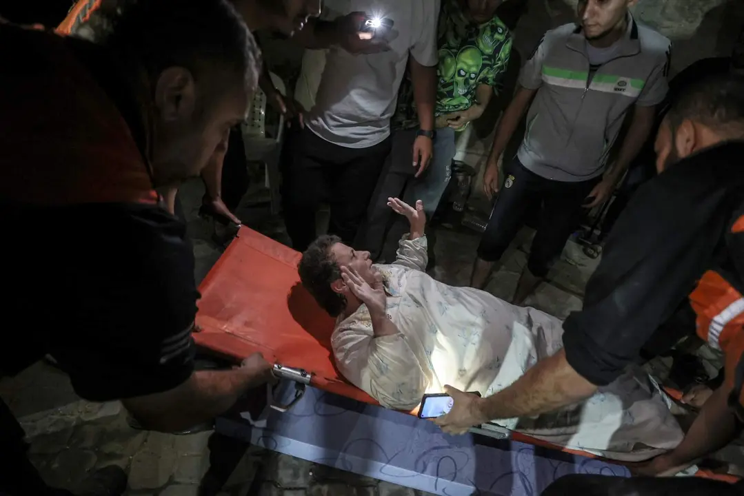 Ayuda a los heridos tras los bombardeos a Gaza. Fotografía: Embajada de Palestina en España