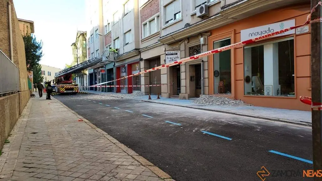 bomberos arreglando alalares y fachadas_2