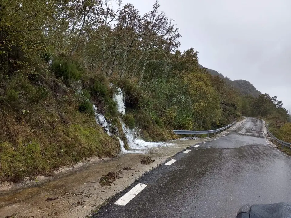Efectos de las últimas lluvias sobre la carretera de Porto. Fotografía: PSOE Zamora