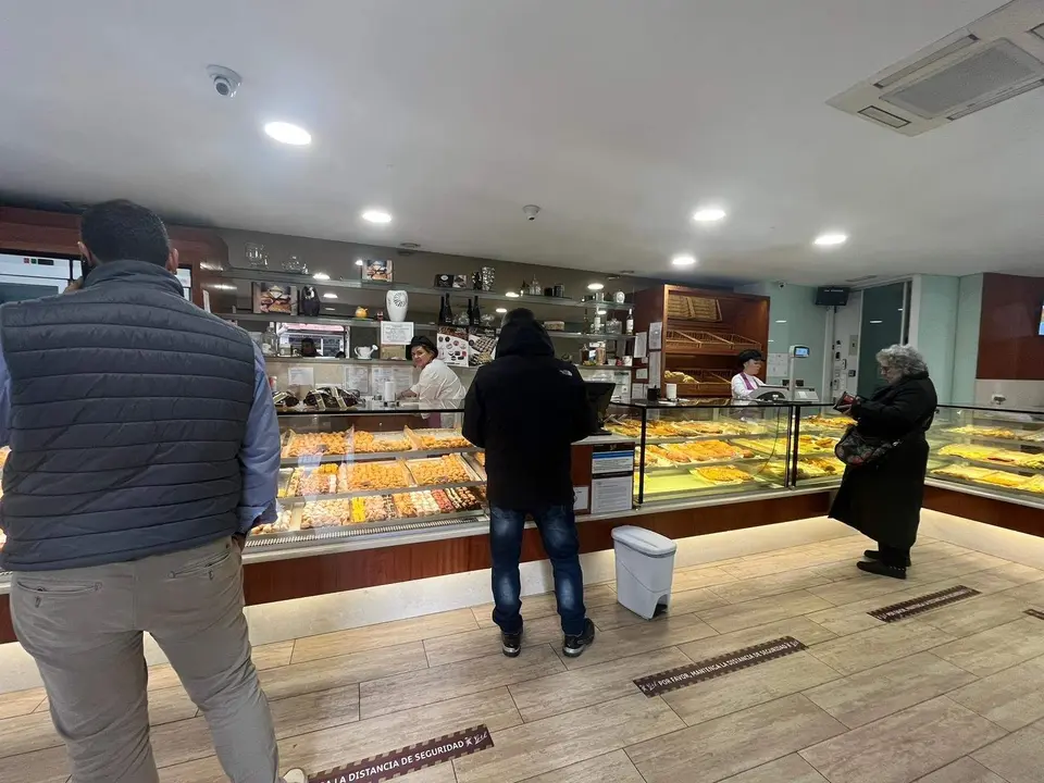 Pastelería en Zamora despachando a los clientes por el Día de Todos los Santos_2