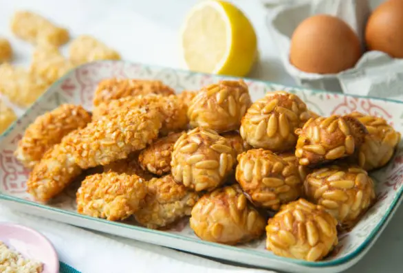 Panellets o empiñonados
