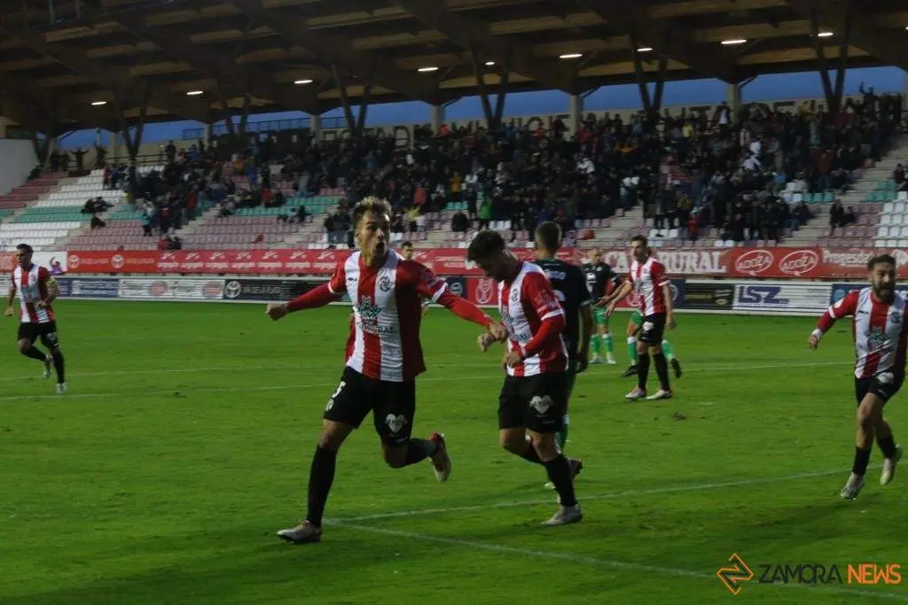 Celebración del gol de Luismi Luengo en el Zamora-Racing de Santander de Copa del Rey