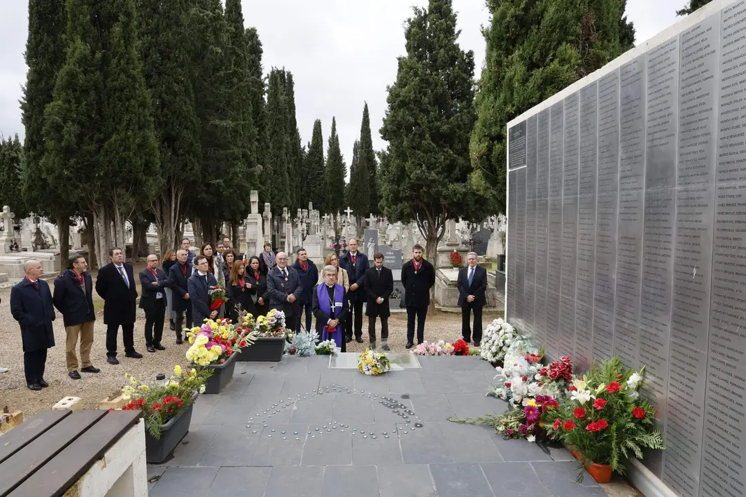 Momento de la ofrenda floral al monumento a la memoria histórica en el cementerio de El Carmen en Valladolid. Fotografía: Ayuntamiento