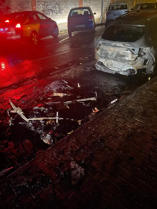 Incendio de madrugada de un contenedor y coches