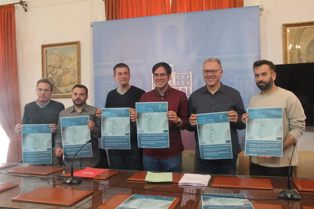 Representantes de los grupos políticos municipales junto al presidente de la Asociación Ferroviaria Zamorana durante el apoyo a la concentración por recuperar la Ruta de la Plata_2