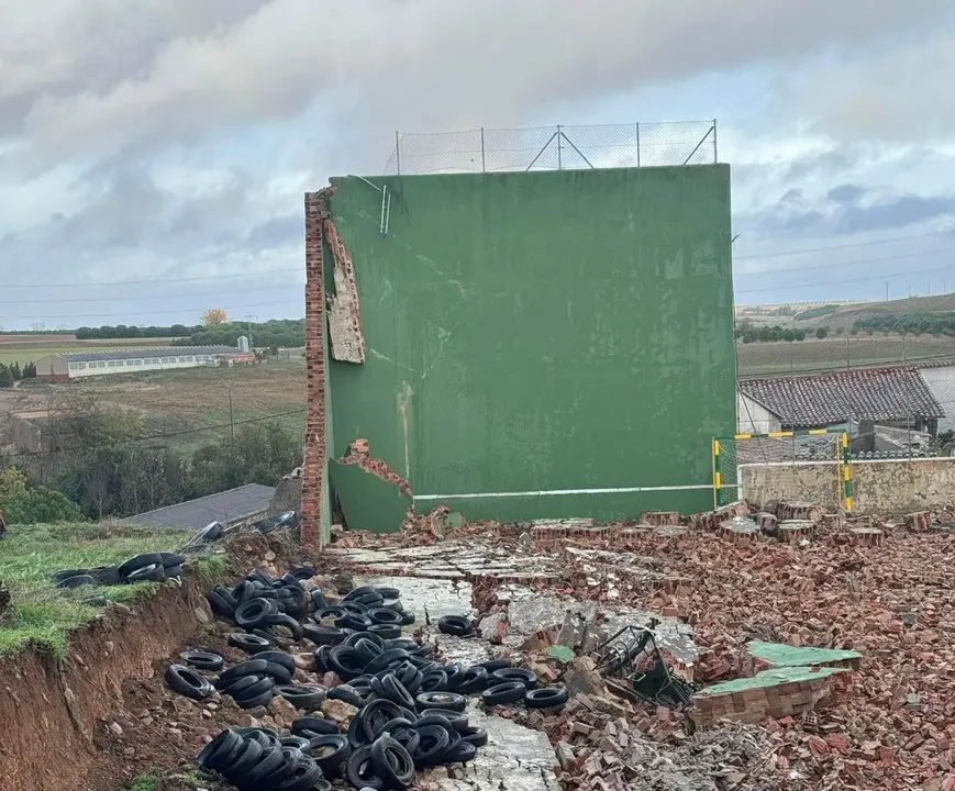 Parte del frontón derribado por el viento en Cerecinos de Carrizal. Fotografía: CEDIDA