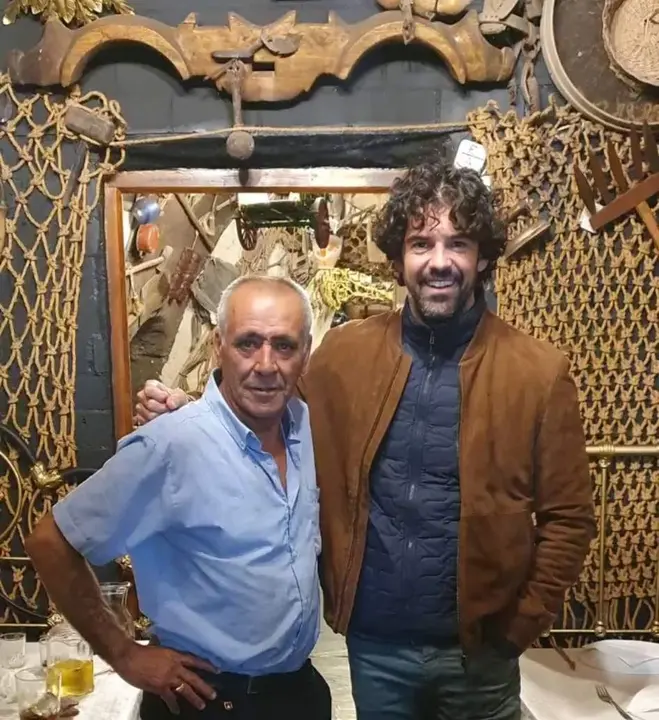 El acto Miguel Ángel Muñoz junto a Daniel García, dueño de la bodega Los Yugos de El Perdigón. Fotografía: redes sociales