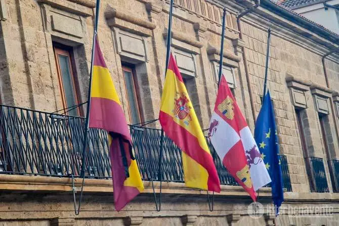 Banderas a media asta en el Ayuntamiento de Benavente. Fotografía: Interbenavente