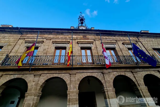 Banderas a media asta en el Ayuntamiento de Benavente. Fotografía: Interbenavente