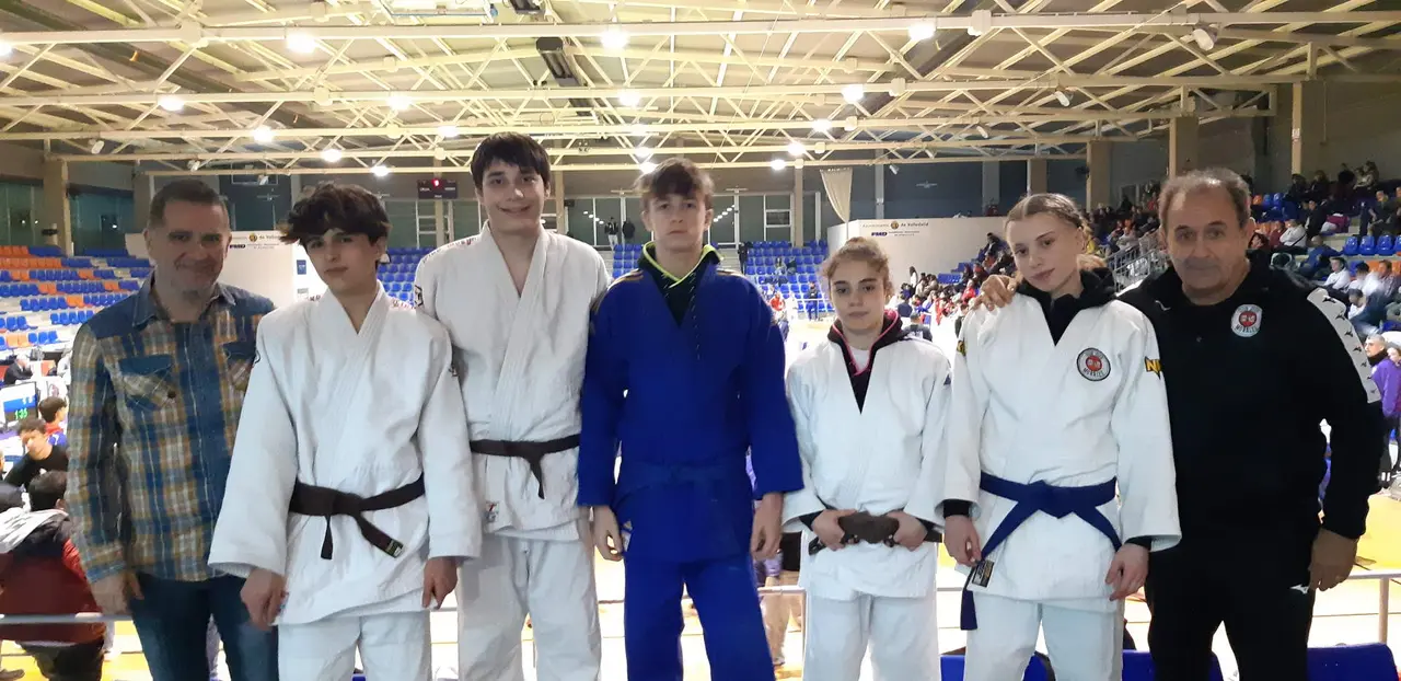 Elena Bahamonde y los judocas zamoranos participantes en el Torneo Internacional de Castilla y León