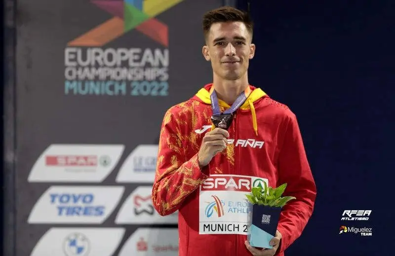 Mario García Romo ocupando el tercer puesto del cajón en el Campeonato Europeo de 2022. Fotografía: RFEA