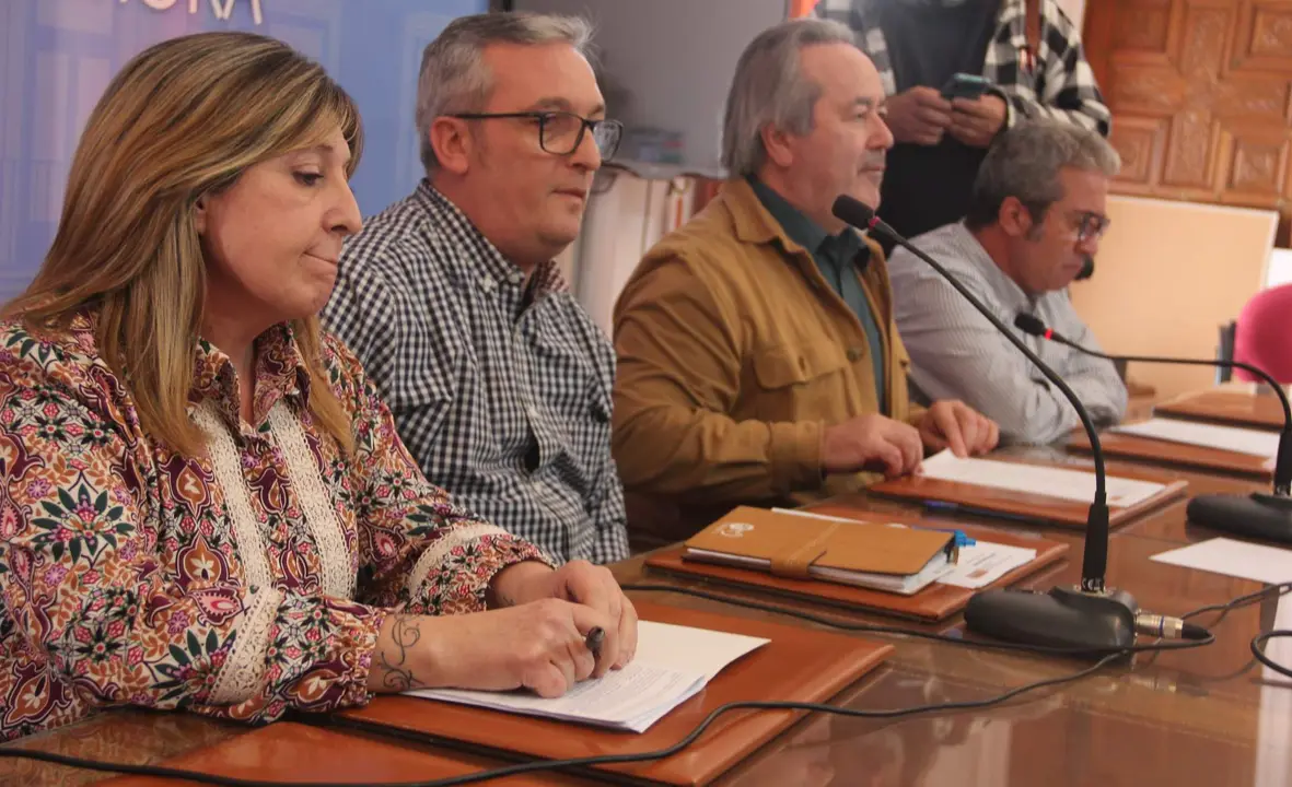 El alcalde de Zamora, Francisco Guarido, el secretario general de la patronal zamorana CEOE-Cepyme, Ángel Hernández, y los líderes provinciales de CCOO, Trinidad Acebes; y de UGT, Juan Escudero, tras la Mesa de Diálogo Social