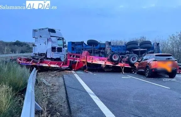 Estado de los vehículos siniestrados esta mañana en el kilómetro 392 de la A-66, en Guijuelo. Fotografía: Salamanca RTV Al Día