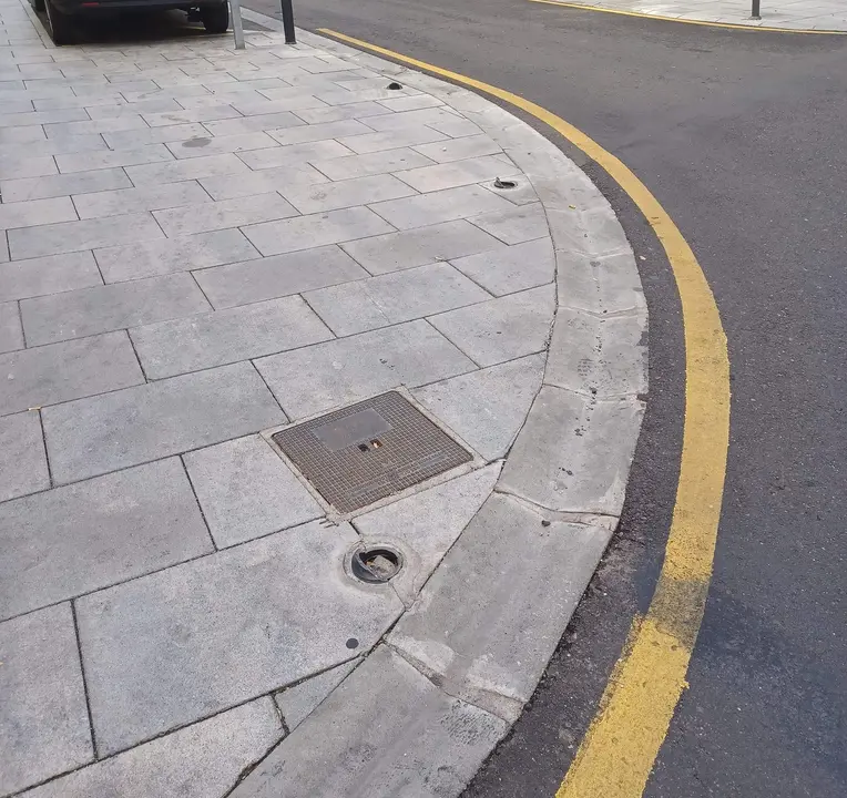 Calle Magistral Romero hacia el cortinas de San Miguel tras la eliminación de varios bolardos